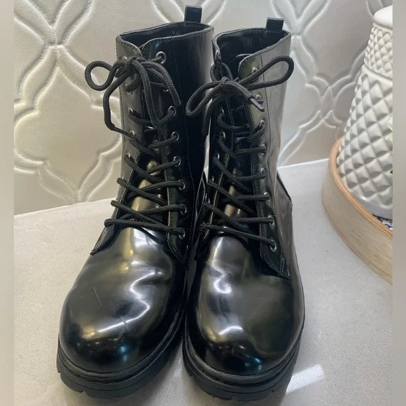 Dirty Laundry ~ Black Lace-up Combat Boots Lug Soles Y2K 90s Size 9 - Picture 3 of 17